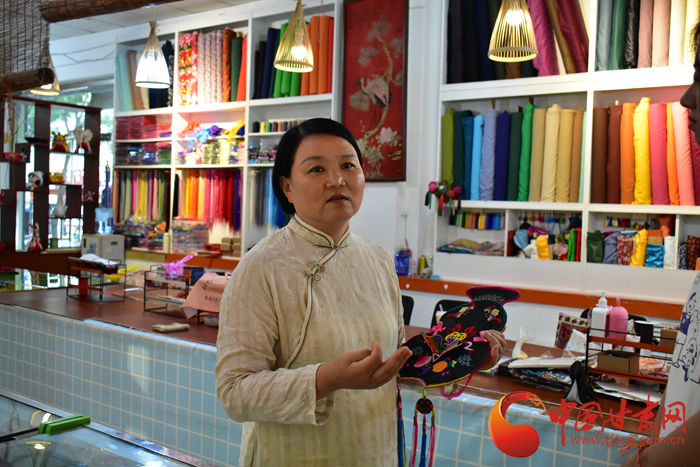 【蘭大新聞學(xué)子重走西北角】香包傳承人劉蘭芳：飛針走線，傳承匠心 
