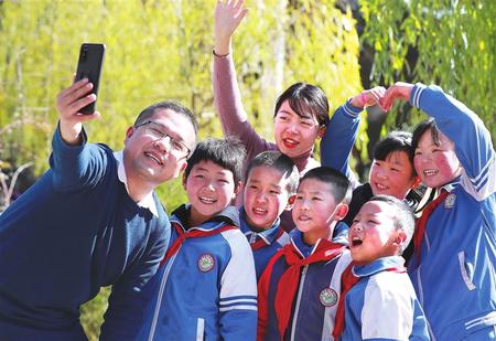 培育教師隊伍高質量發(fā)展新生態(tài)——甘肅省教師隊伍建設發(fā)展側記