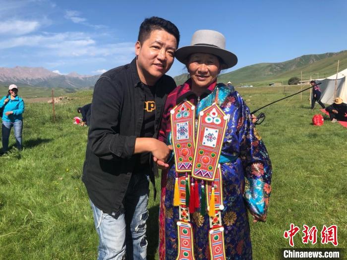 圖為拍攝紀(jì)錄片《西茂的婚禮》期間，張輝剛(左)與裕固族老人合影留念。(資料圖) 張輝剛供圖