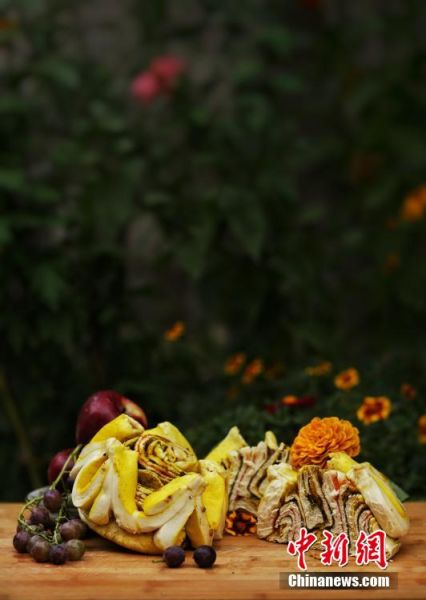 圖為做好的月餅，狀似玫瑰，切開(kāi)后層層疊疊，色彩斑斕。張文 攝