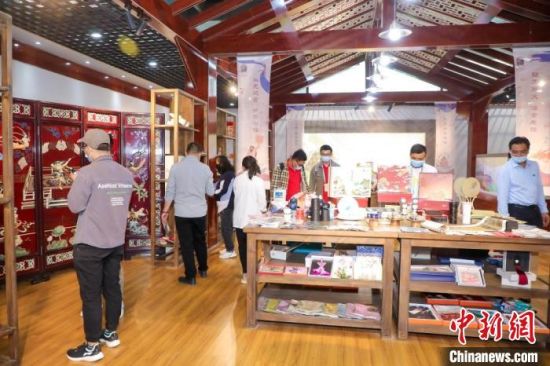 圖為甘肅“一會(huì)一節(jié)”期間，位于敦煌的天水市展館中，民眾觀賞文創(chuàng)產(chǎn)品?！「拭C省文化和旅游廳供圖