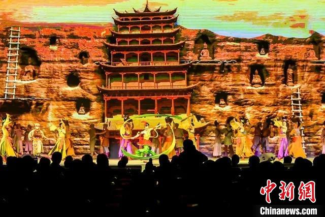 開幕式文藝展示“相約敦煌”，通過數(shù)字技術(shù)將莫高窟“搬到”演出現(xiàn)場?！「拭C省文化和旅游廳供圖