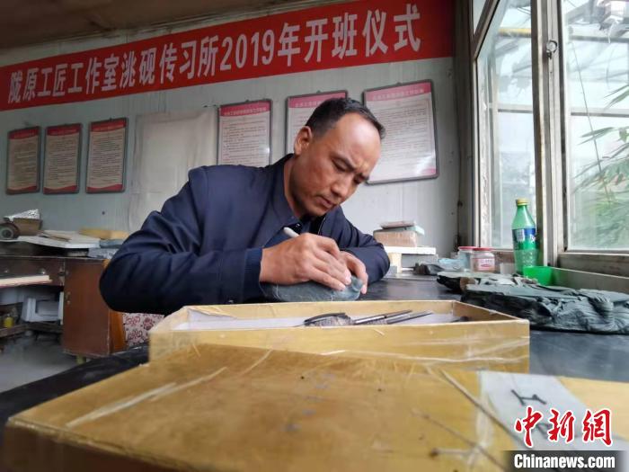 甘肅卓尼洮硯融合文化提升內(nèi)涵：不只一硯一銘，還要一盒一拓