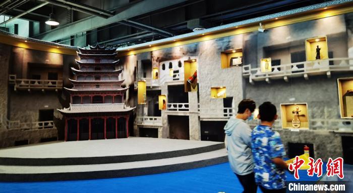 該展覽還借助科技手段，復(fù)原“藏經(jīng)洞”場(chǎng)景，將莫高窟“搬進(jìn)”展廳?！《∷?攝