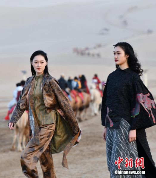 圖為敦煌服裝秀展示。 殷春永 攝