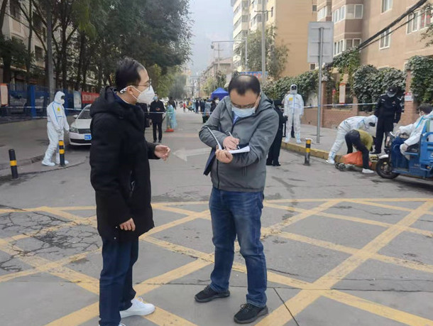 蘭州市紀(jì)委監(jiān)委干部下沉一線詳細(xì)詢問疫情防控情況。.jpg