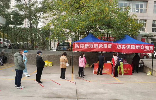 城關(guān)區(qū)紀(jì)委監(jiān)委各監(jiān)督檢查組督促各街道核酸檢測點(diǎn)落實“一米線”制度。.jpg