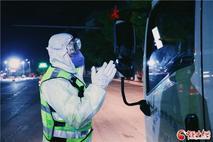 【甘快看·疫情防控甘肅在行動(dòng)】蘭州東崗交警：星夜兼程 只為守好東大門