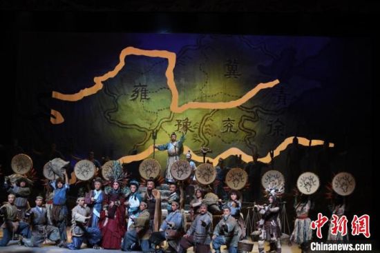 作為隴劇“梅花”，雷通霞在《大禹治水》中甘當“綠葉”，該劇推出后，反響十分熱烈。(資料圖) 楊艷敏 攝