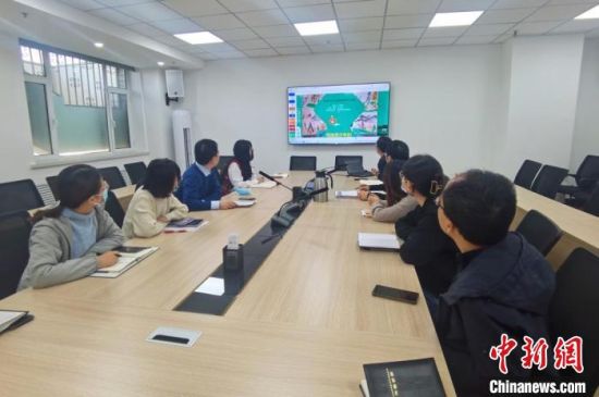 圖為甘肅教育出版社《寫給青少年的敦煌故事》叢書項目組，探討圖書封面設(shè)計?！￠Z姣 攝