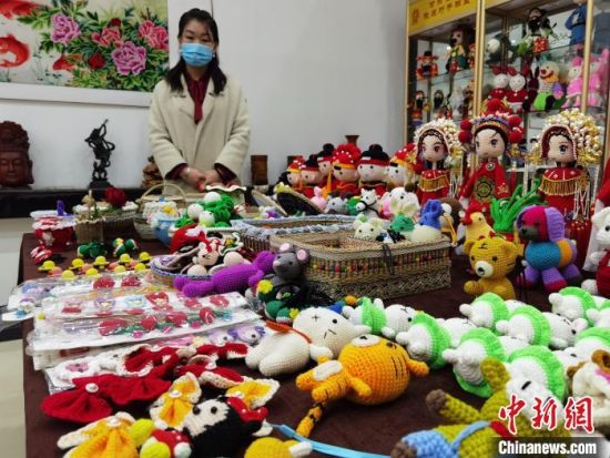 圖為隴原巧手展示手工藝品。(資料圖) 徐雪 攝