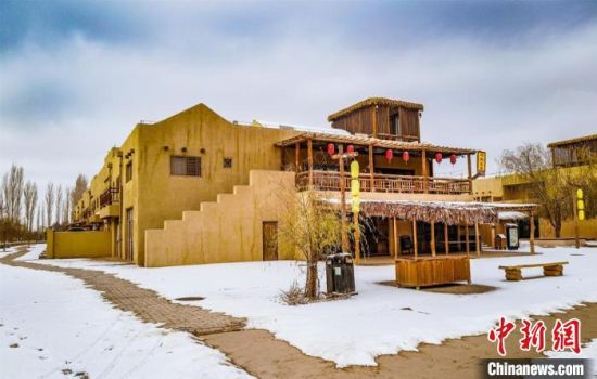 雪落敦煌月牙泉小鎮(zhèn)。　王斌銀 攝