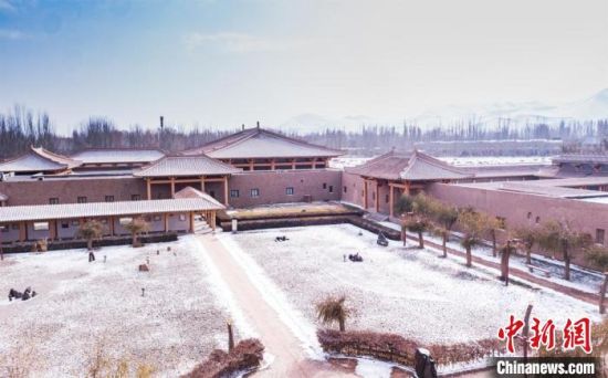 圖為雪落大漠古堡——敦煌山莊?！⊥醣筱y 攝