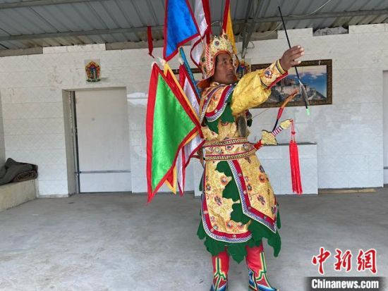 圖為完代才讓在外木村戲臺(tái)出演?！∷巫雨?攝