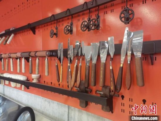 圖為徐晉林制作雕版敦煌壁畫所用工具?！￠Z姣 攝