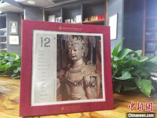 圖為徐晉林制作的敦煌題材的手工書《走進(jìn)沙漠敦煌——莫高窟與藏書票藝術(shù)》，深受讀者喜愛?！￠Z姣 攝