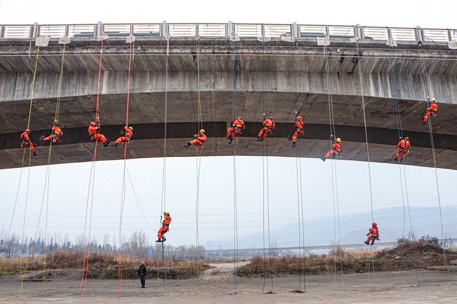 硬核！甘肅天水森林消防員百米高空練技能