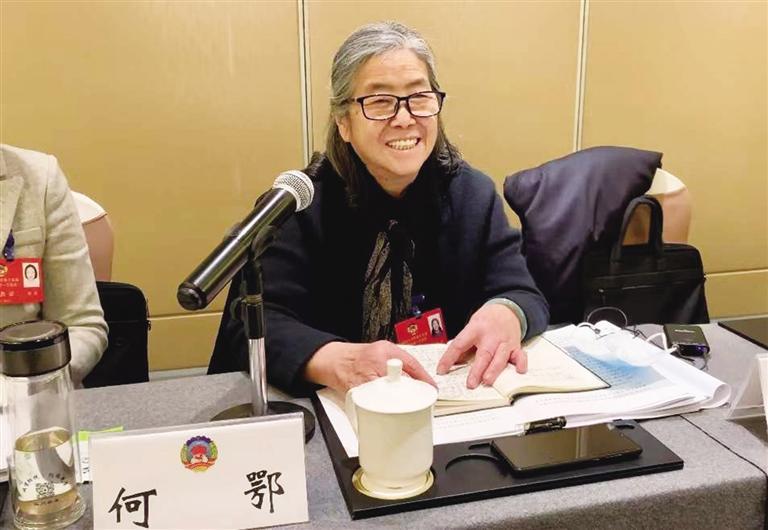 【委員風(fēng)采】“明星委員”何鄂的三個“幸?！?>
        </a><em>【委員風(fēng)采】“明星委員”何鄂的三個“幸?！?/em></li>
    <li><a  target=