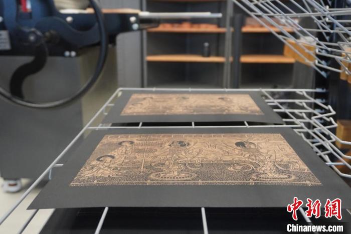 圖為徐晉林工作室制作的雕版敦煌壁畫印刷成品展示。　九美旦增 　攝