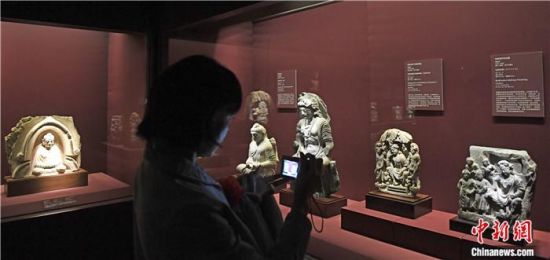 2018年8月，《平山郁夫的絲路世界——平山郁夫絲綢之路美術(shù)館文物展》在甘肅敦煌莫高窟開(kāi)展。中新社記者 楊艷敏 攝