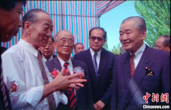 1994年8月，時(shí)任日本首相竹下登(右一)與時(shí)任敦煌研究院院長(zhǎng)段文杰在莫高窟親切交談。中新社發(fā) 婁婕 供圖