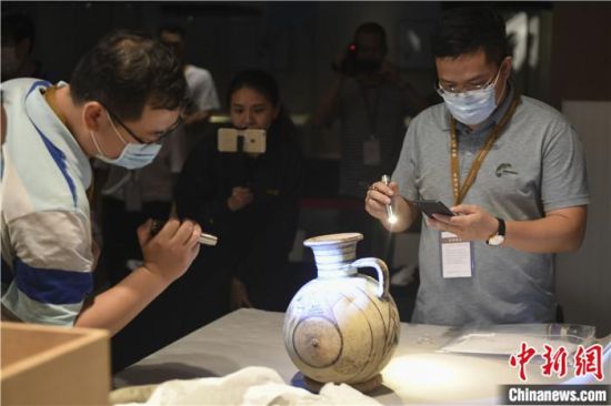 2020年6月，在長(zhǎng)沙博物館舉行“從地中海到中國(guó)：絲路寶藏——平山郁夫絲綢之路美術(shù)館藏文物展”前，專(zhuān)家開(kāi)箱鑒定文物。中新社記者 楊華峰 攝