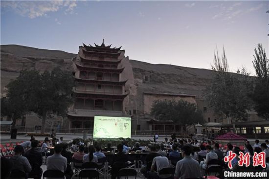 2018年8月，在敦煌莫高窟標(biāo)志性建筑“九層樓”前，《回顧平山郁夫先生的貢獻(xiàn)》座談會(huì)舉行。來(lái)自中日兩國(guó)的專(zhuān)家、學(xué)者共同懷念這位情系敦煌數(shù)十載的繪畫(huà)巨匠、中日友好的文化使者、世界文化遺產(chǎn)的守護(hù)者。中新社記者 楊艷敏 攝