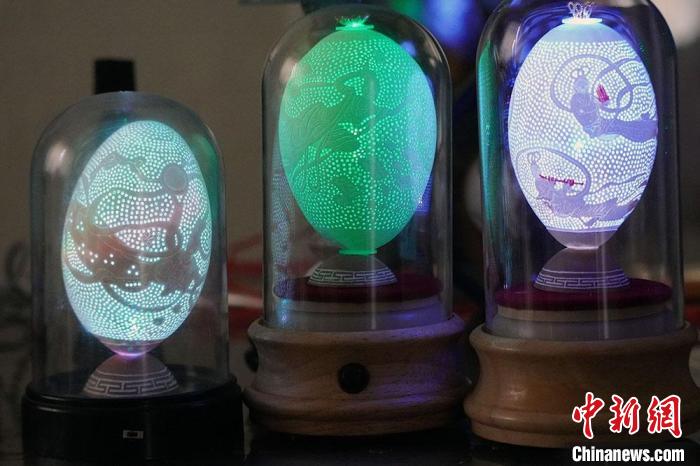 圖為以敦煌飛天為元素的蛋雕作品?！【琶赖ぴ?攝