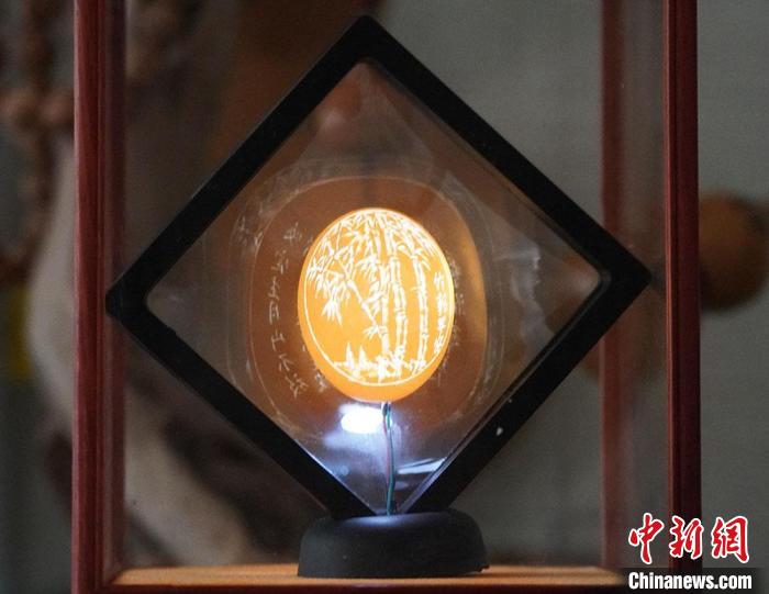 圖為吳義澤新包裝給蛋雕呈現(xiàn)立體感?！【琶赖ぴ?攝