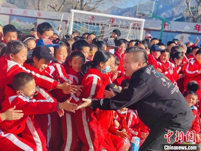 1月初，第五屆“街舞進(jìn)藏鄉(xiāng)”公益助學(xué)活動在甘肅甘南結(jié)束，旨在讓藏族學(xué)子感受到街舞魅力?！￡惿菩?攝