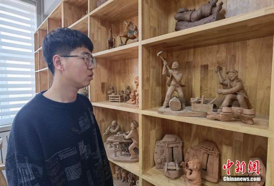 圖為學(xué)生介紹作品。 劉玉桃 攝