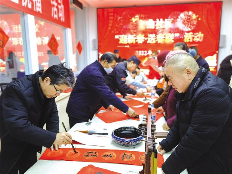 蘭州新區(qū)開展“墨香四溢送春聯(lián)·情暖文曲送祝?！被顒?>
        </a><em>蘭州新區(qū)開展“墨香四溢送春聯(lián)·情暖文曲送祝福”活動</em></li>
    <li><a  target=