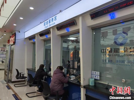 圖為蘭州市民在銀行兌換新鈔?！⌒煅?攝