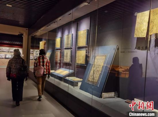 圖為蘭州市民參觀博物館展品?！⌒煅?攝