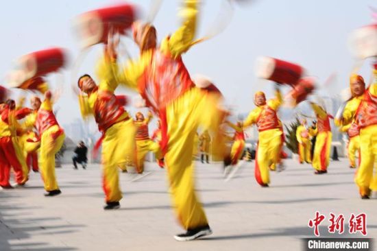 2019年2月19日，演員在黃河岸邊的蘭州水車博覽園內進行太平鼓表演，歡慶元宵佳節(jié)。(資料圖) 　楊艷敏 攝