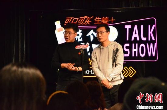 圖為脫口秀演員搭檔表演?！钅?攝