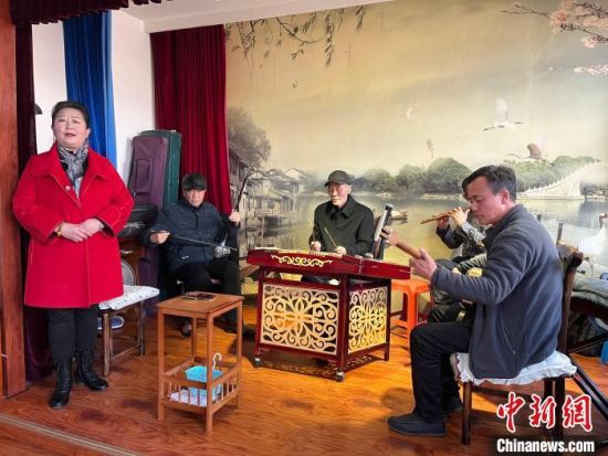 圖為蘭州鼓子表演者王常玉登臺演唱，她是這項入列國家級非物質(zhì)文化遺產(chǎn)的曲藝表演者中，為數(shù)不多的女演員?！堨下?攝