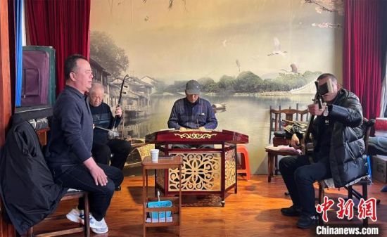 圖為蘭州鼓子愛好者在傳習(xí)所內(nèi)互相搭檔上臺演出。　張煜曼 攝