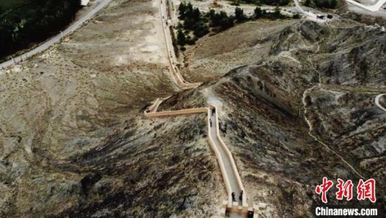 圖為甘肅嘉峪關(guān)懸臂長(zhǎng)城吸引游客打卡 。(資料圖) 李亞龍 攝