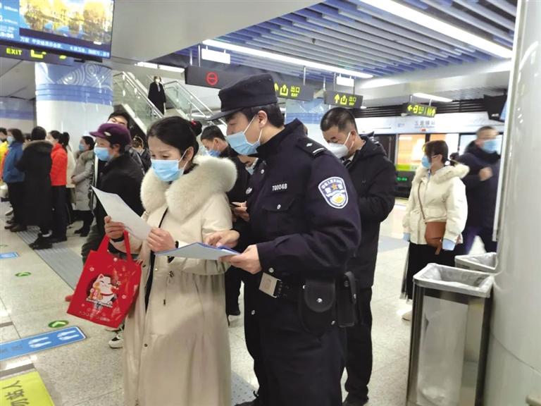 講解詐騙套路 普及“斷卡”常識 蘭州城關公安分局、交通治安分局聯(lián)合反詐宣傳進地鐵
