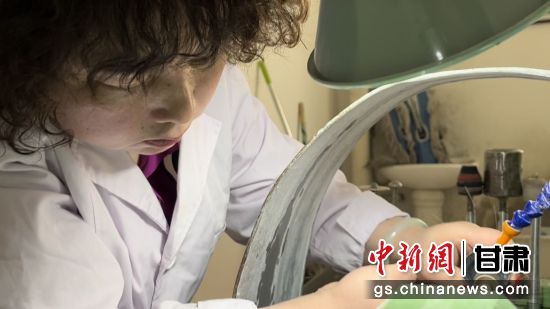 夜光杯制作學(xué)徒謝小琴坦言，雖工作枯燥，但是能夠掌握國(guó)家級(jí)非遺技藝是很自豪的。王牧雨 攝