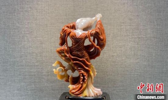 圖為翩然起舞的飛天玉雕?！「攥?攝