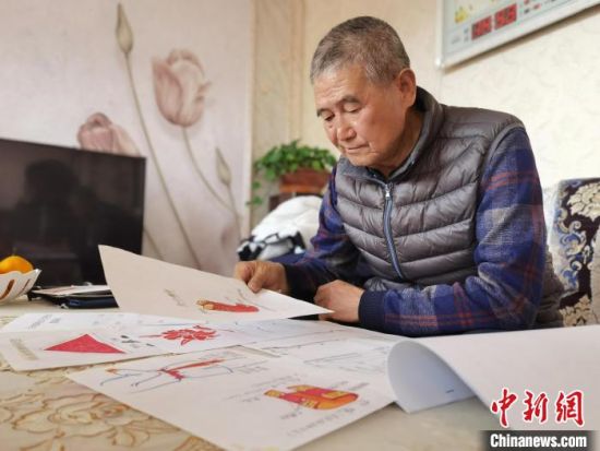 圖為陸鵬飛向記者展示多年帶隊的手寫筆記?！堟?攝