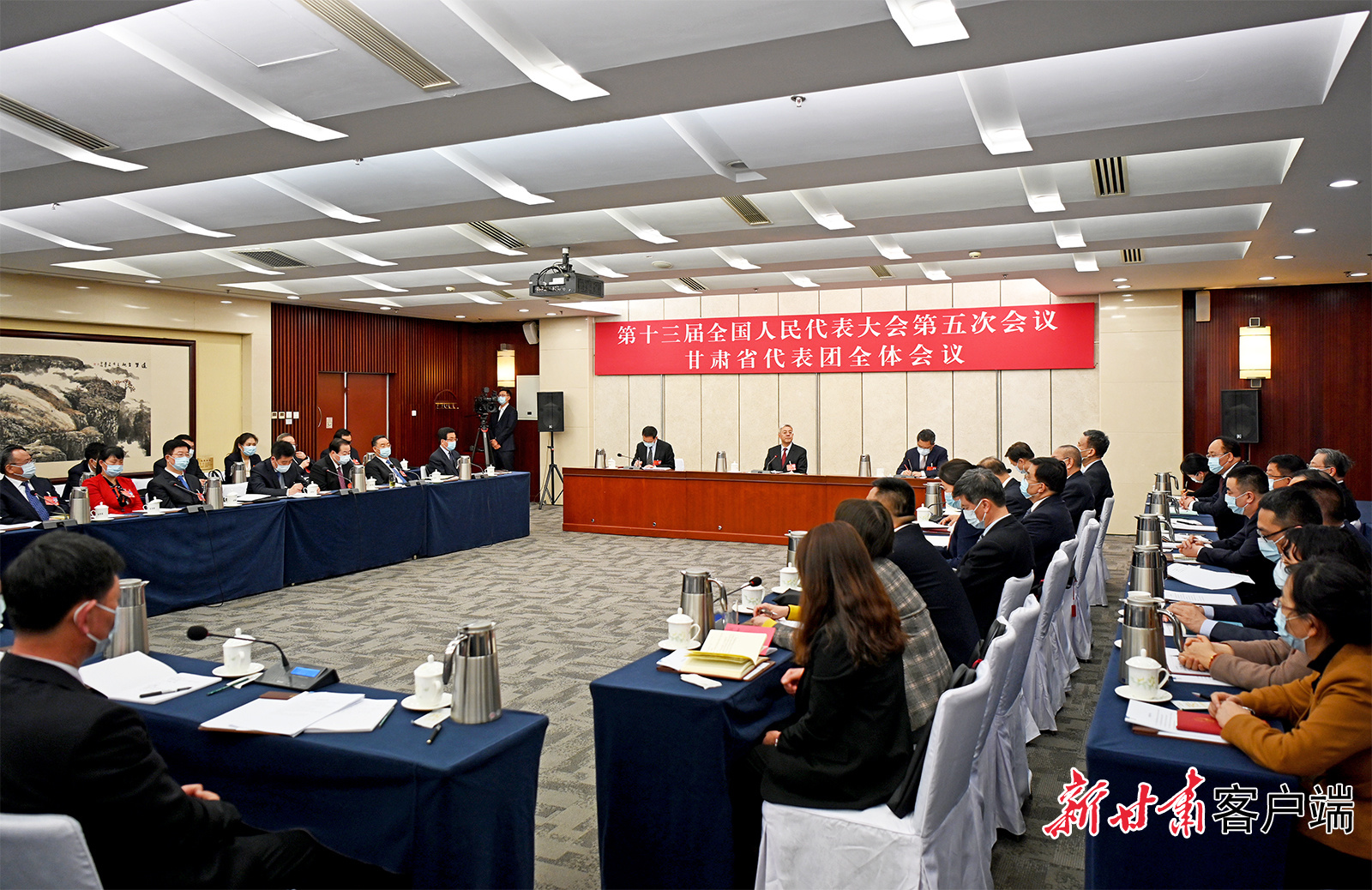 甘肅代表團(tuán)舉行全體會(huì)議，尹弘主持并講話