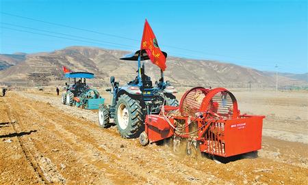 定西市隴西縣17個鄉(xiāng)鎮(zhèn)的農(nóng)機(jī)合作社、農(nóng)機(jī)手參加了農(nóng)機(jī)技能比賽和培訓(xùn)