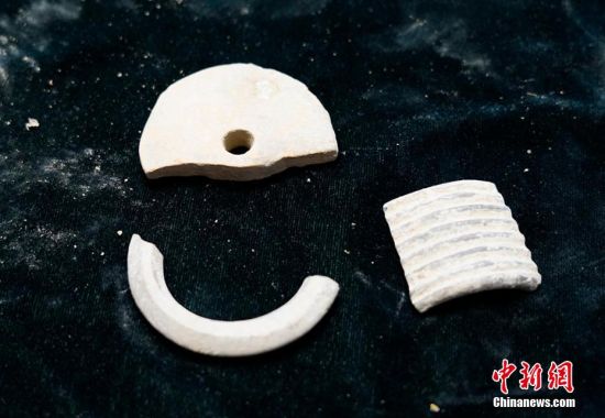 圖為靜寧縣賈河鄉(xiāng)竇坪村出土的佩飾。 夏劍鋒 攝