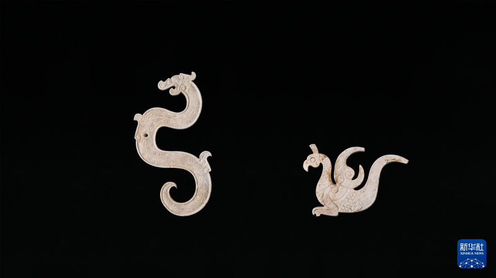 江西樟樹市國字山戰(zhàn)國墓葬出土玉龍、玉鳳（資料圖）。