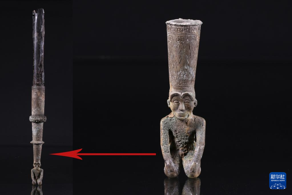 江西樟樹市國字山戰(zhàn)國墓葬出土銅跽坐人鐓（資料圖）。