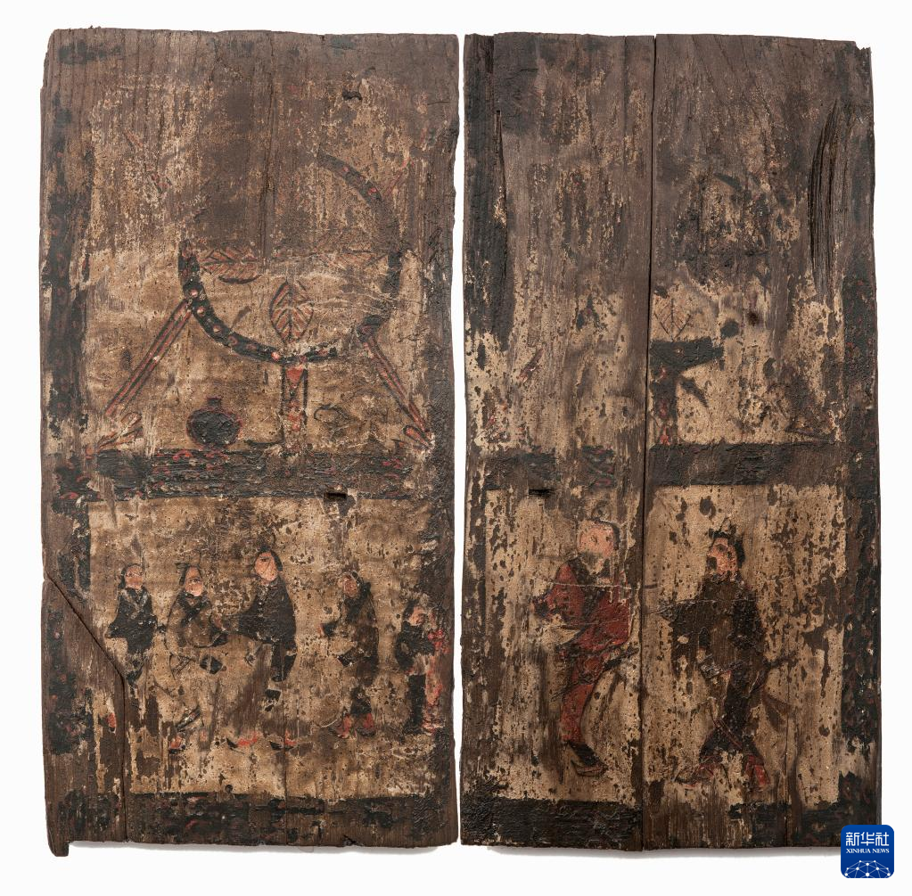 湖北云夢縣鄭家湖戰(zhàn)國秦漢墓地的一處板門繪畫（資料圖）。