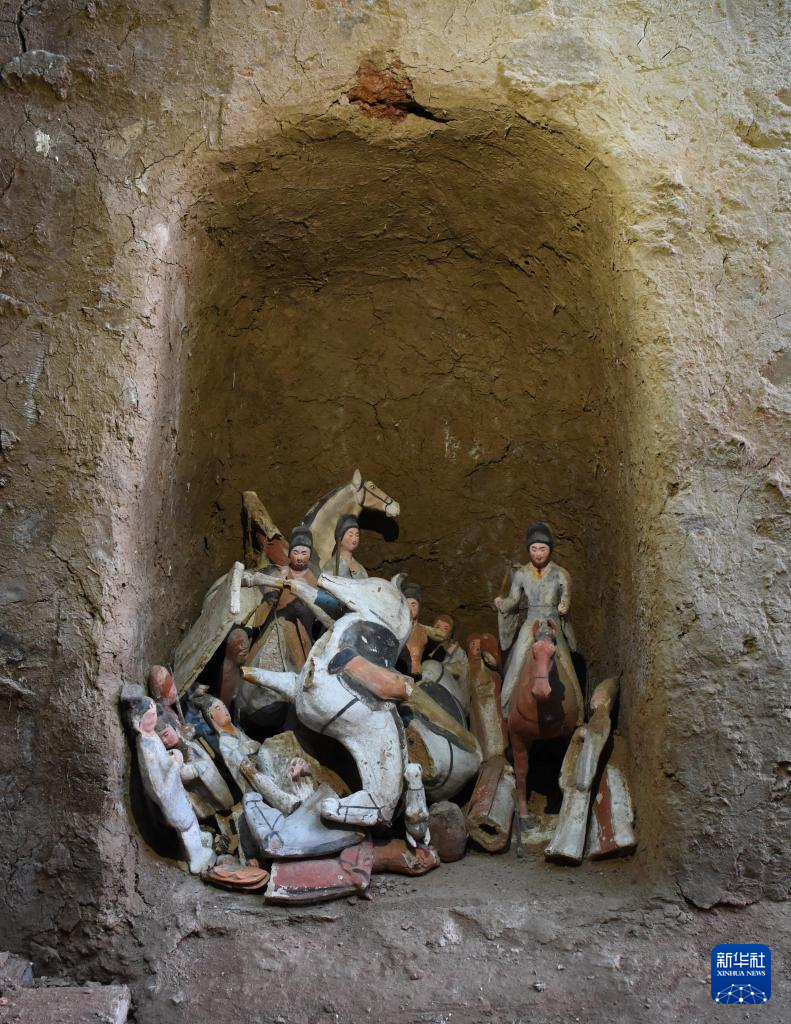 甘肅武威市唐代吐谷渾王族墓葬群慕容智墓墓道壁龕出土儀仗俑群（資料圖）。